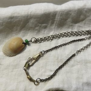 Shell pendant with mixed chain